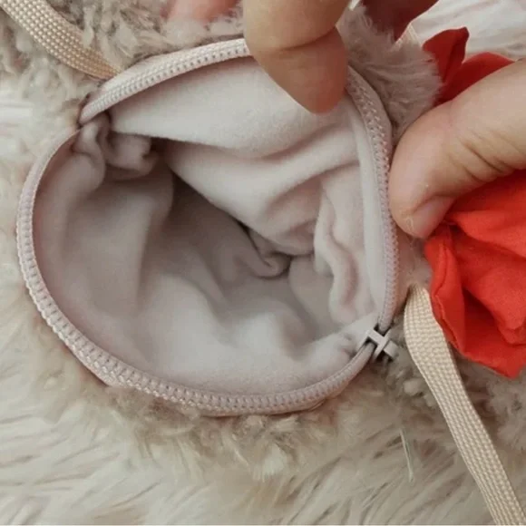 ❤️ Disney Aulani limited edition Shellie May plush ID holder - Picture 3 of 6